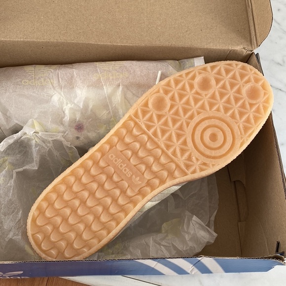 Adidas Valentine’s Day Sambae Sambas - Picture 4 of 6